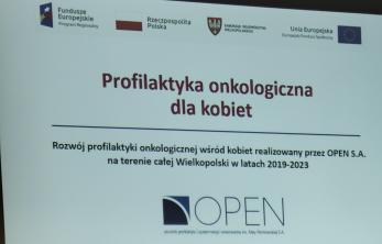 Grafika informacyjna mÃ³wiÄca o profilaktyce onkologicznej dla kobiet. Jest na niej tekst mÃ³wiÄcy o tym Å¼e OPEN S.A. na ternie Wielkopolski zajmuje siÄ jej rozwojem w latach 2019-2023.U gÃ³ry strony widaÄ loga: Funduszu Europejskiego, RP, SamorzÄdu WojewÃ³dztwa Wielkopolskiego i Uni Europejskiej. A na dole strony logo organizacji OPEN