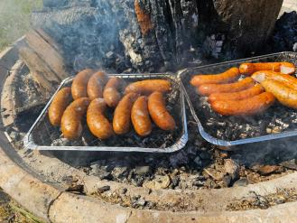 Kiełbaski pieką się na jednorazowych grillach 