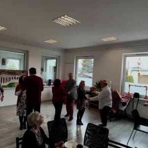 Uczestnicy i pracownicy ŚDS roztańczeni na parkiecie w placówce
