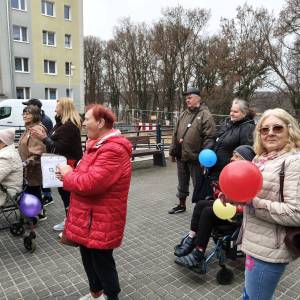 Uczestnicy ŚDS oraz inne osoby biorą udział w marszu
