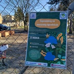 Plakat wiszący na ogrodzeniu Ogrodu Społecznego w Centrum Usług Społecznych w Swarzędzu. Zapraszamy na warsztaty ogrodnicze, 27 marca, 12:00 - 15:00.