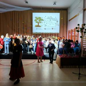 Wszyscy uczestnicy Ogólnopolskiego przeglądu artystycznego zebrani są na scenie
