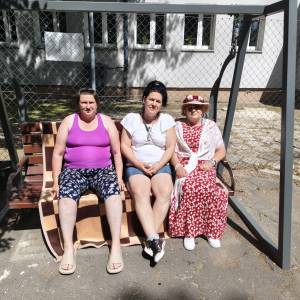 Uczestniczki ŚDS pozują do zdjęcia w ogrodzie społecznych Centrum Usług Społecznych w Swarzędzu