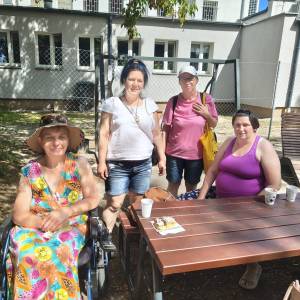 Uczestniczki ŚDS pozują do zdjęcia w ogrodzie społecznych Centrum Usług Społecznych w Swarzędzu