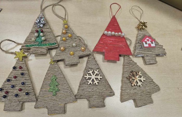 Własnoręcznie wykonane ozdoby w kształcie choinek wykonane z szarego sznurka z ozdobami. Mają sznureczek na którym można je zawiesić.