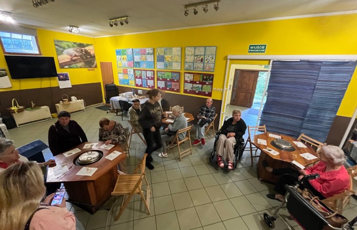 Uczestnicy ŚDS w wasztatowni muzeum pszczelarstwa