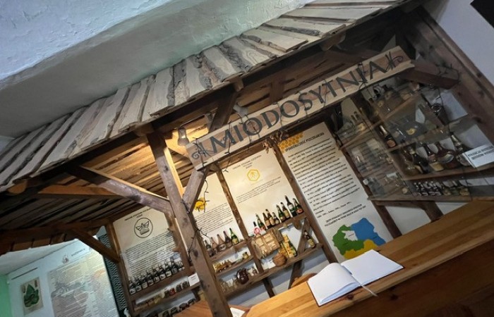 Bar z ladą i wyszącym szyldem 'Miodosytnia'