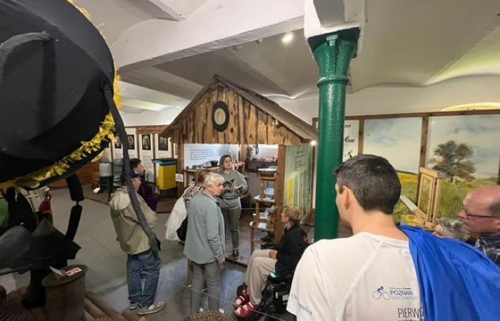 Uczestnicy ŚDS wraz z przewodnikiem zwiedzają muzeum