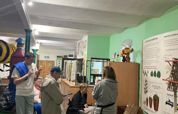 Uczestnicy ŚDS wraz z przewodnikiem zwiedzają muzeum