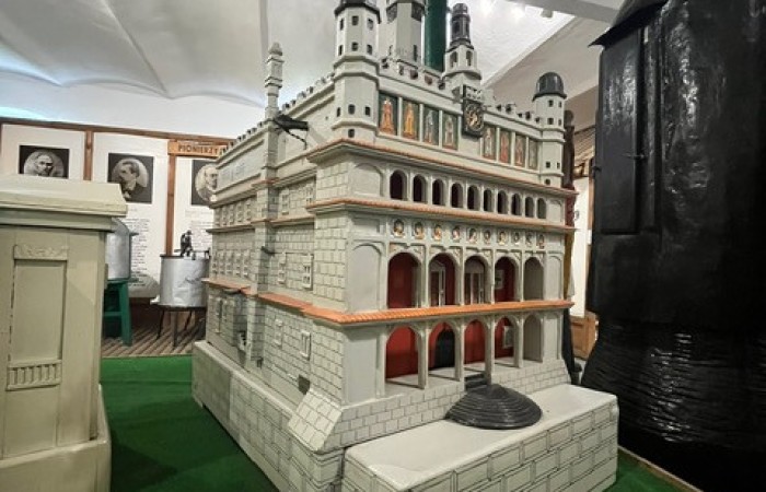 Ul architektoniczny w kształcie pięknego białego pałacu z wieżyczkami