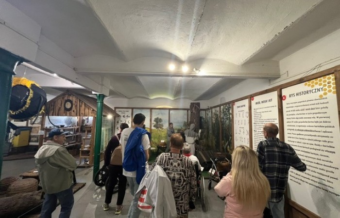 Uczestnicy ŚDS wraz z przewodnikiem zwiedzają muzeum